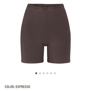SKIMS outdoor bike short in Espresso - Large